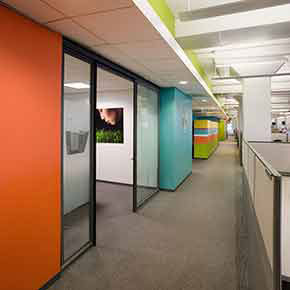 Photograph of an office. Link to the page featuring all interiors and exteriors photos of offices.