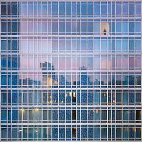 Photograph of an hotel. Link to the page featuring all interiors and exteriors photos of restaurants and hotels.