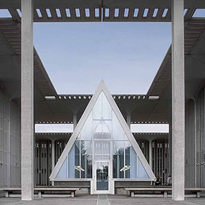 Photograph of a college. Link to the page featuring all interiors and exteriors photos of colleges.